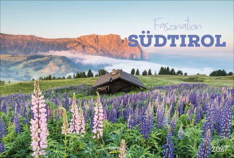 Text: „Faszination Südtirol“, „2027“. Eine Hütte steht inmitten eines blühenden Lupinenfelds mit Bergen im Hintergrund.