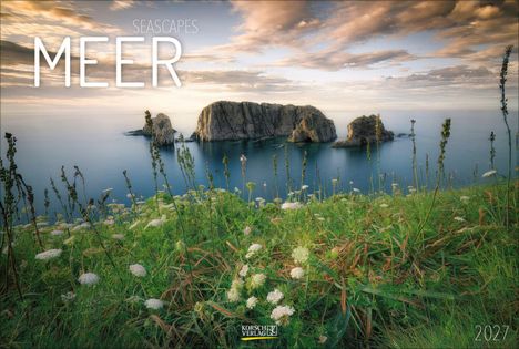 "Seascapes Meer 2027" zeigt eine felsige Küste mit ruhigem Wasser im Vordergrund, grüne Wiese und bunten Himmel.