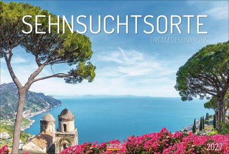 Text: "SEHNSUCHTSORTE", "DREAM DESTINATIONS", "2027". 

Blick auf Küste, blaues Meer, große Bäume und rosa Blumen.