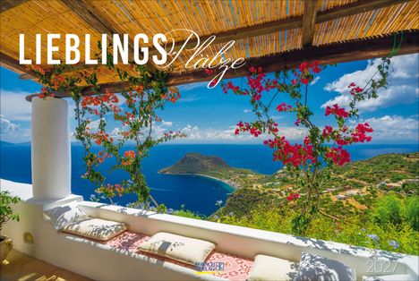 Text: "LIEBLINGSPlätze 2024". Eine Terrasse mit Kissen, Holzpergola, blühende Pflanzen, Blick auf blaues Meer und grüne Küste.