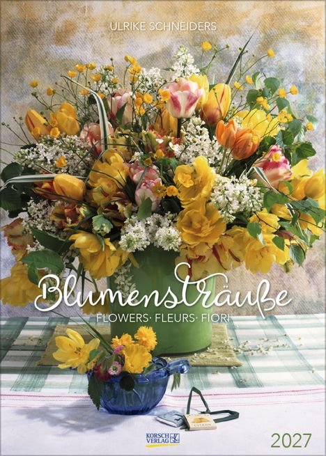 ULRIKE SCHNEIDERS. Blumensträuße. 2027. Ein farbenfroher Blumenstrauß in einer Vase, umgeben von einem Tischarrangement.