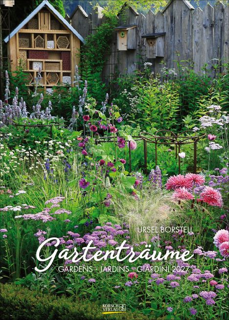 Text: Ursel Borstell. Gartenträume. Gardens, Jardins, Giardini 2023. 

Ein blühender Garten mit Insektenhotel und Holzwand.