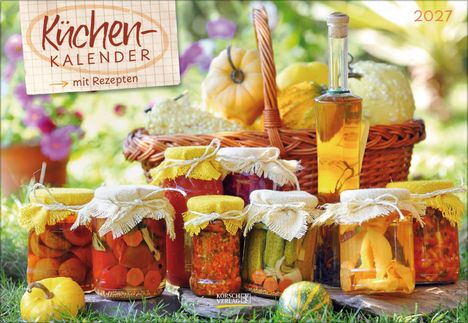 „Küchenkalender mit Rezepten 2027“; Ein Korb mit Kürbissen, eingewecktem Gemüse und eine Ölflasche in der Sonne.