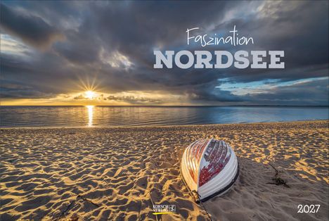 "Faszination Nordsee 2027.” Sonnenuntergang spiegelt sich im ruhigen Meer. Ein umgedrehtes Boot liegt am sandigen Strand.