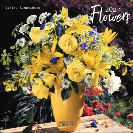 "Ulrike Schneiders" und "2027 Flowers". Ein bunter Blumenstrauß in einer gelben Vase auf einem Holztisch.