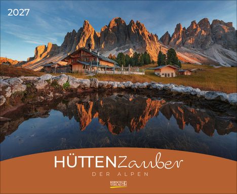 2027, Hüttenzauber der Alpen. Eine Berghütte vor imposanten, sonnenbeschienenen Felsgipfeln spiegelt sich in einem Teich.