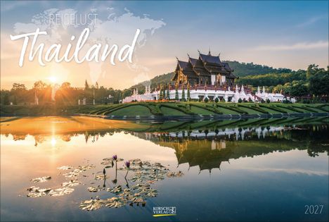 "Reiselust Thailand 2027." Eine traditionelle thailändische Tempelanlage spiegelt sich in einem ruhigen See wider.