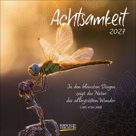 "Achtsamkeit 2027. In den kleinsten Dingen zeigt die Natur die allergrößten Wunder. Carl von Linné." Libelle auf Ast.