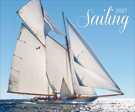 „Sailing 2027“ in eleganter Schrift, dahinter ein großes, majestätisches Segelschiff auf dem Meer vor blauem Himmel.