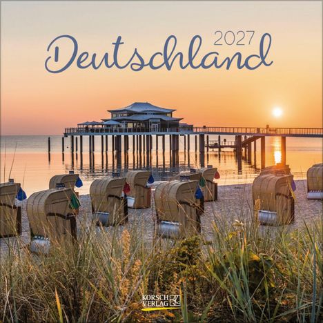 "Deutschland 2027" in eleganter Schrift. Ein Strand bei Sonnenuntergang mit Strandkörben und einer Seebrücke im Hintergrund.