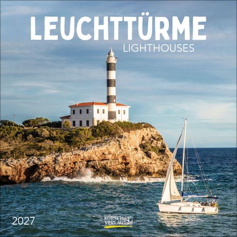 "LEUCHTTÜRME LIGHTHOUSES 2027". Ein Leuchtturm steht auf einer Felsklippe am Meer, daneben segelt ein Boot.