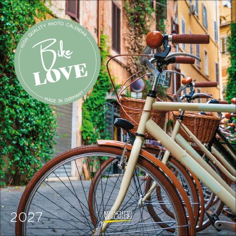 "Bike LOVE" ist in einem grünen kreisförmigen Logo geschrieben. Mehrere Fahrräder mit Körben stehen in einer begrünten Straße.