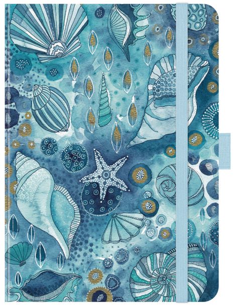 Illustration von Muscheln, Seesternen und Blättern in Blau- und Goldtönen. Harmonische maritime Muster.