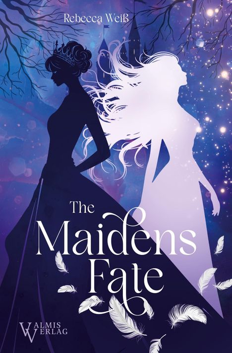 „The Maidens Fate“, „Rebecca Weiß“, „ALMIS VERLAG“. Zwei Frauen-Silhouetten, eine mit Krone, umgeben von Federn und Ästen.