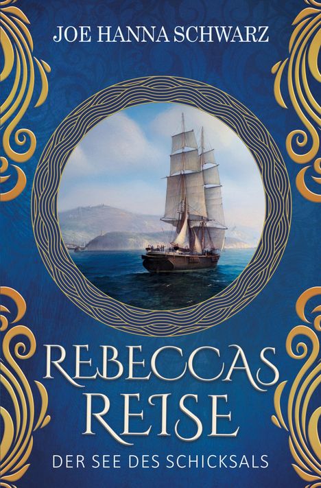 "JOE HANNA SCHWARZ, REBECCAS REISE: DER SEE DES SCHICKSALS" ist in Weiß auf einem blauen Hintergrund mit goldenen Verzierungen geschrieben. Ein Segelschiff auf offener See ist in einem runden Rahmen dargestellt.
