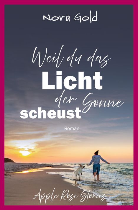 "Weil du das Licht der Sonne scheust", Roman von Nora Gold. Eine Frau rennt mit einem Hund am Strand bei Sonnenuntergang.