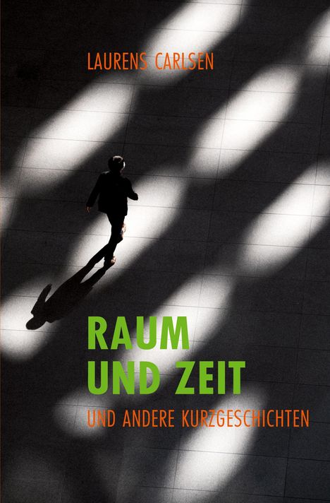 "Laurens Carlsen", "Raum und Zeit und andere Kurzgeschichten". Eine Person geht über einen mit Lichtstrahlen beleuchteten Boden.
