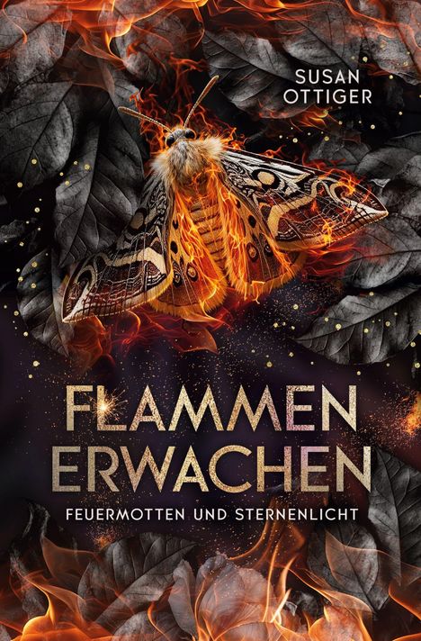 „FLAMMEN ERWACHEN. FEUERMOTTEN UND STERNENLICHT.“ Eine Motte mit Flammen und glühende Blätter im Hintergrund.