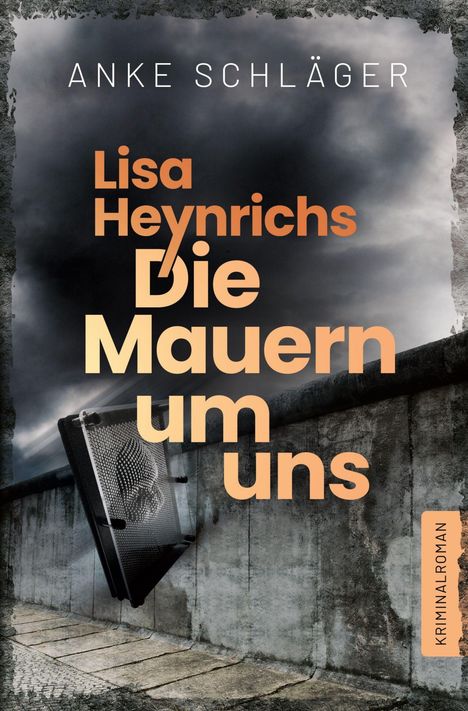 Text: "Anke Schläger, Lisa Heynrichs, Die Mauern um uns, Kriminalroman." Illustration: graue Mauer unter düsterem Himmel.