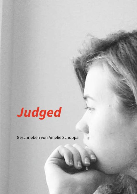 "Judged. Geschrieben von Amelie Schoppa." 
Profilansicht einer nachdenklichen Person. Schwarzweiß.