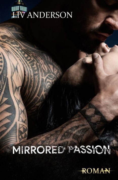 Text: "Liv Anderson", "Mirrored Passion", "Roman". Ein tätowierter Mann hält eine Frau zärtlich im Arm.