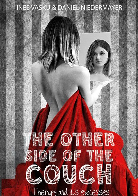 Ines Vasku & Daniel Niedermayer, "The Other Side of the Couch". Frau im roten Tuch hält Spiegel.