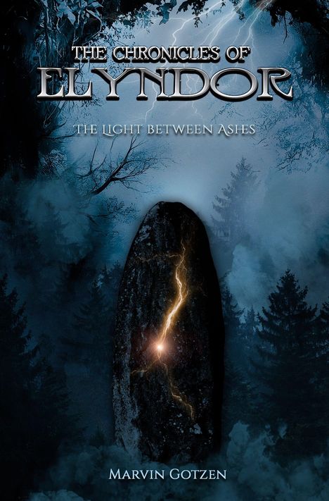 Text: "The Chronicles of Elyndor", "The Light Between Ashes", "Marvin Gotzen". Ein mystischer Wald mit einem leuchtenden Felsen.