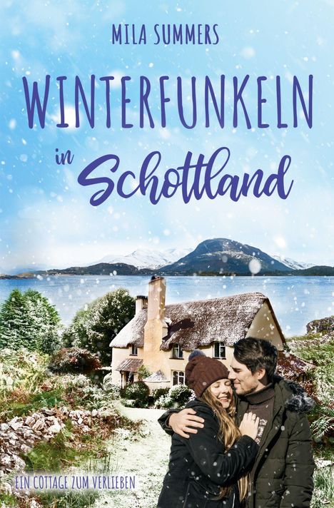 „WINTERFUNKELN in Schottland“, „Ein Cottage zum Verlieben“. Ein Paar umarmt sich vor einem schneebedeckten Haus.