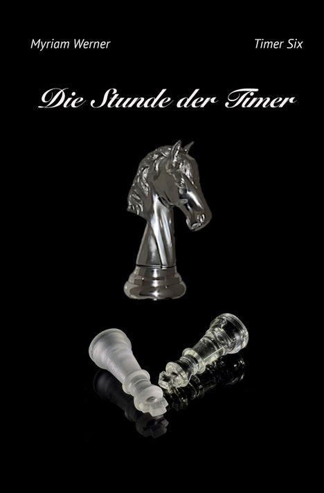 "Die Stunde der Timer" oben, unten Schachfiguren: ein aufrechter Springer, umgestürzter König und Dame, auf Schwarz.
