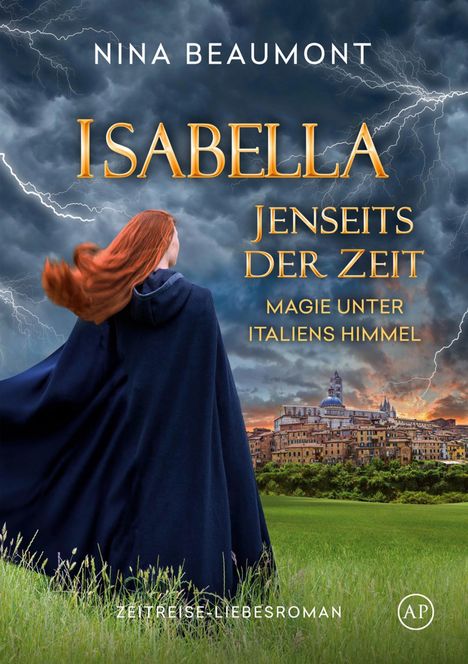 Ein rotes Haar weht im Wind. Eine Gestalt im Umhang blickt auf eine Stadt vor einem stürmischen Himmel.
