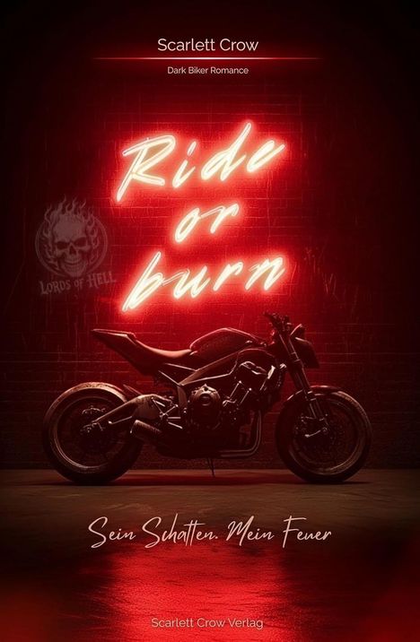 "Ride or burn" leuchtet in roter Neonschrift. Ein Motorrad steht vor einer dunklen Wand.