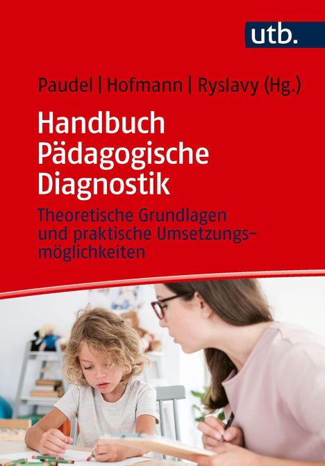 Text: Handbuch Pädagogische Diagnostik. Frau lehrt Kind, das am Tisch malt.