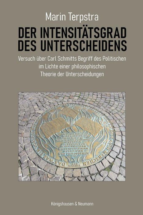 Buchtitel: "Der Intensitätsgrad des Unterscheidens" von Marin Terpstra. Darunter ein kreisförmiges Denkmal auf Pflastersteinen.