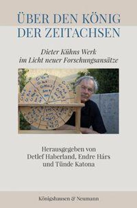 Text: "ÜBER DEN KÖNIG DER ZEITACHSEN", darunter ein Porträt mit einem Mann und einer großen Scheibe mit Schriftzeichen.