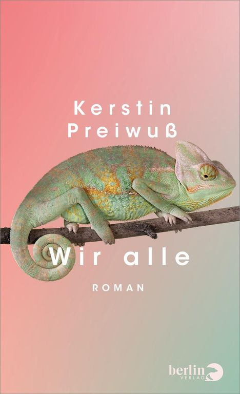 Auf pastellfarbenem Hintergrund steht "Kerstin Preiwuß, Wir alle, Roman". Ein Chamäleon sitzt auf einem Ast.