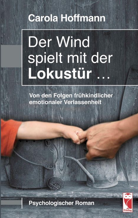 "Der Wind spielt mit der Lokustür …" Zwei Hände halten sich vor einer Holzwand, daneben alte Gegenstände, Logo unten rechts.