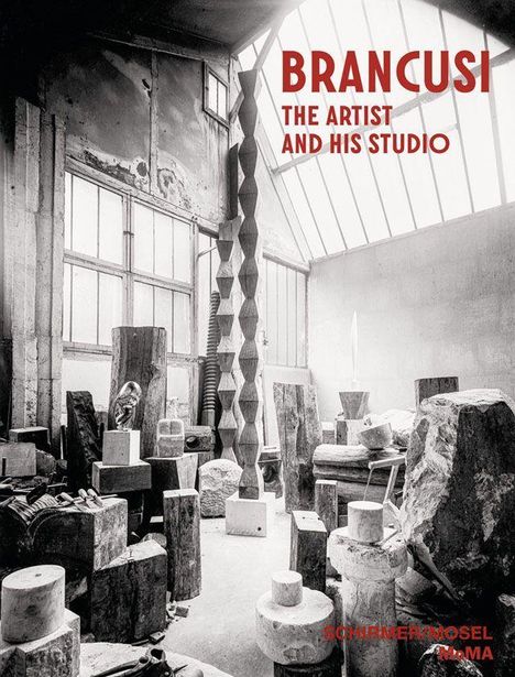 BRANCUSI: THE ARTIST AND HIS STUDIO. Ein Atelier mit Skulpturen und bearbeitetem Holz, von Licht durchflutet.