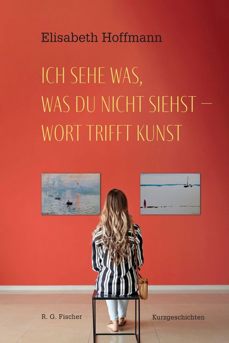 Elisabeth Hoffmann: ICH SEHE WAS, WAS DU NICHT SIEHST – WORT TRIFFT KUNST. Frau sitzt vor zwei Gemälden auf roter Wand.