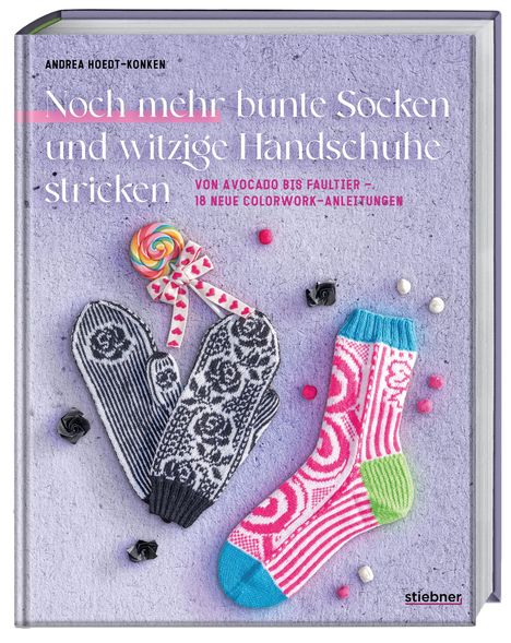 "Noch mehr bunte Socken und witzige Handschuhe stricken. Von Avocado bis Faultier – 18 neue Colorwork-Anleitungen." Eine Illustration zeigt gestrickte Handschuhe und Socken auf lila Hintergrund.