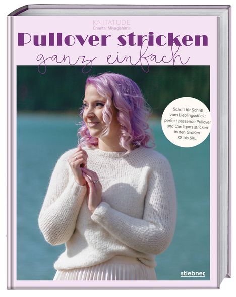 "Pullover stricken ganz einfach", Frau mit lila Haaren in weißem Pullover vor einem See.