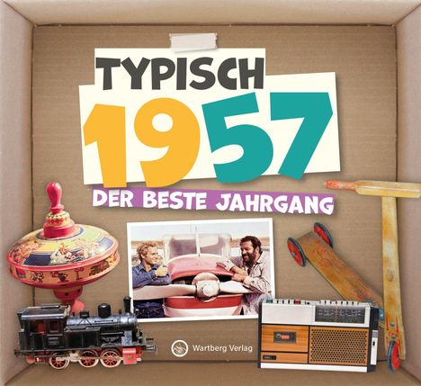 "TYPISCH 1957 DER BESTE JAHRGANG" in einer Kiste mit Kreisel, Foto, Spielzeuglok, Radio, Roller.