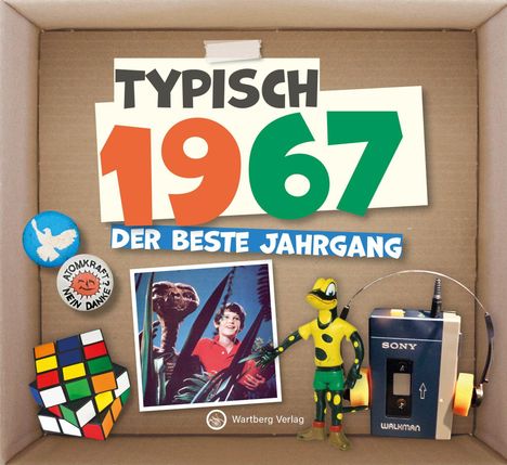 "TYPISCH 1967 DER BESTE JAHRGANG" auf Schild. Objekte: Rubik’s Cube, Buttons, Foto von E.T., Walkman, gelbe Figur.