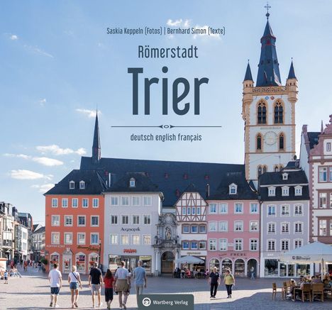 Texte: "Saskia Keppeln (Fotos) | Bernhard Simon (Texte)", "Römerstadt Trier", "deutsch english français".
Altstadt mit Menschen, Fachwerkhäuser und Kirchturm.