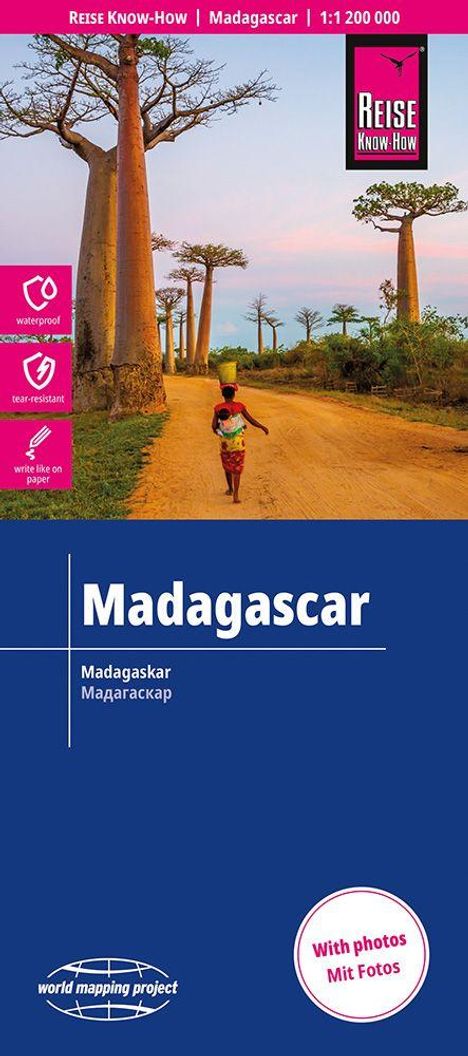 Reise Know-How, Madagascar, 1:1 200 000. Foto: Person auf sandigem Weg zwischen Baobabs bei Sonnenuntergang.