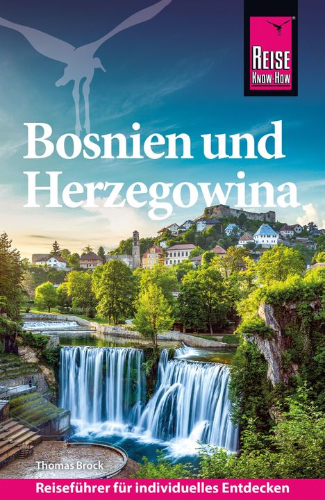 "Bosnien und Herzegowina" und "Reiseführer für individuelles Entdecken". Wasserfall, Bäume, Gebäude im Hintergrund.