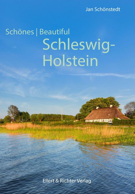 Schönes Schleswig-Holstein. Jan Schönstedt. Ellert & Richter Verlag. Ein reetgedecktes Haus an einem Seeufer bei Sonnenschein.