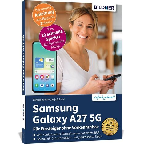 „Samsung Galaxy A27 5G. Für Einsteiger ohne Vorkenntnisse. Plus 10 schnelle Spicker.“ Frau lächelt, hält Smartphone.