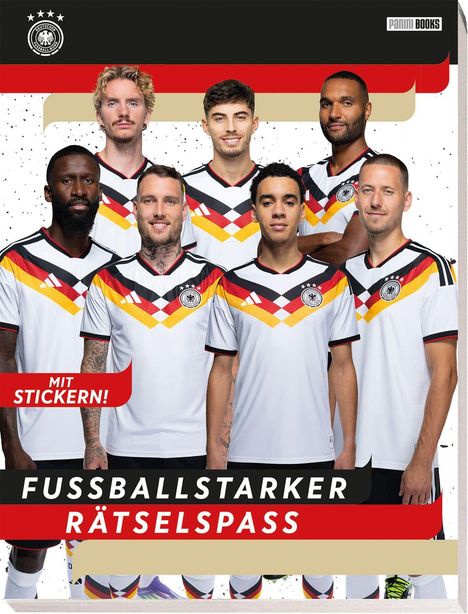 "FUSSBALLSTARKER RÄTSELSPASS", "MIT STICKERN!", sieben Fußballspieler in weißen Trikots mit Deutschland-Design.