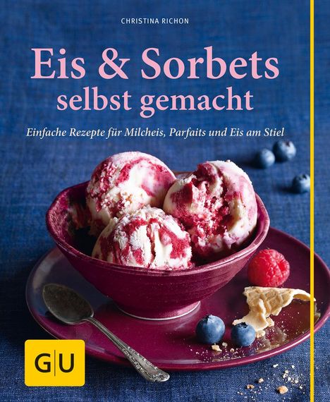 Titel: "Eis & Sorbets selbst gemacht". Eine Schale mit Erdbeer-Vanille-Eis auf rotem Teller, umgeben von Beeren und Waffelstücken.