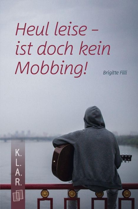„Heul leise – ist doch kein Mobbing!“ von Brigitte Filli. Person mit Kapuze und Gitarre blickt auf einen Fluss.